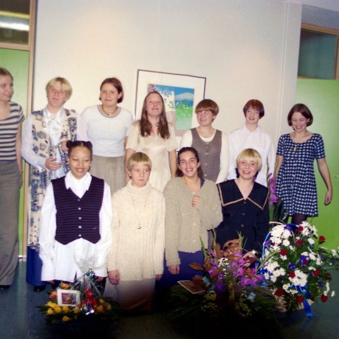 Þessar flottu stelpur í Ungmennafélagi Grundarfjarðar eru að vonum kátar eftir að hafa landað tveimur Íslandsmeistaratitlum í blaki árið 1995 . Talið frá vinstri aftari röð, Dögg Mósesdóttir, Jónína Kristbergsdóttir, Sigríður Arnardóttir, Guðrún Jóna Jósepsdóttir, Valdís Ásgeirsdóttir, Margrét Eyrún Níelsdóttir og Vigdís Gunnarsdóttir, fremri röð til vinstri, María Runólfsdóttir, Anna Björg Atladóttir, Jóhanna Ingibjargardóttir og Sóley Ásta Karlsdóttir.