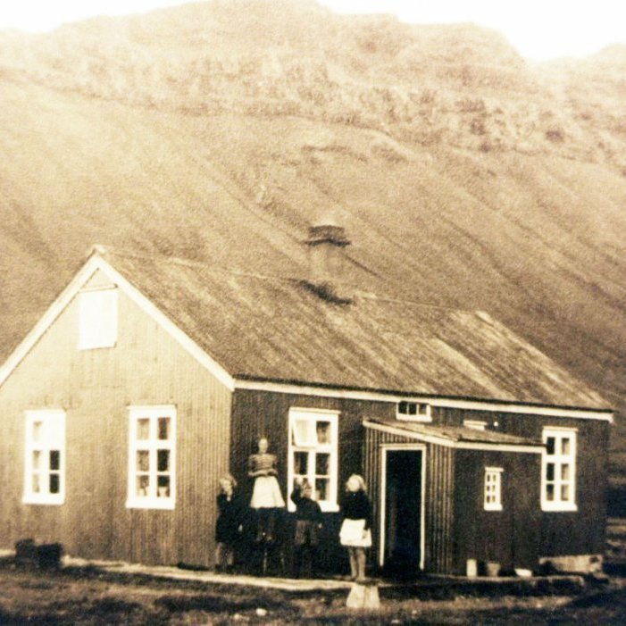 Þessi gamla mynd af íbúðarhúsinu á Grundarkampi – Forna Grund er í safni Bærings. Forna-Grund kemur fram á manntalinu frá árinu 1930 en þá búa þar hjónin Ásgeir Þórður Kristjánsson (07.06.1895, húsbóndi og sjómaður) og Þórdís Þorleifsdóttir (13.01.1895) árið 1930 áttu þau hjónin sex börn, þau eru Kristín (1919), Þorleifur Halldór (1922), Jarþrúður Soffía (1924), Björn Kristján (1926), Ásdís (1927) og Ragnheiður (1930). Auk fjölskyldunnar voru staðsett í húsi þegar manntalið er tekið átta aðrir. Upplýsinga er leitað í ,,Fólkið, fjöllin, fjörðurinn’’ Árið 1944 fermdist Ragnheiður Ásgeirsdóttir í Setbergskirkju og er skráð með heimili á Grund, líklegast Fornu Grund – Grundarkampi, árið 1946 fermdist bróðir hennar Páll Brekkmann Ásgeirsson til heimilis í Grafarnesi. Á þessum árum hefur fjölskyldan og síðustu ábúendur á Kampinum flutt inn í Grafarnes (Grundarfjörð) og reistu húsið sitt Ásgarð sem er Grundargata 10 í Grundarfirði. Það væri gaman að fá fleirri upplýsingar og einnig ef einhverjir þekkja börnin fyrir utan heimilið sitt.