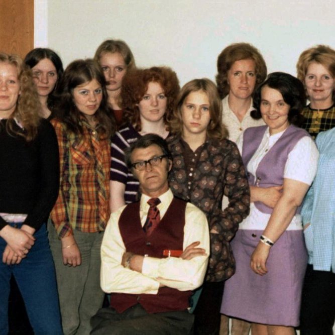 Þessi mynd er frá Ólafsvík. Talið frá vinstri aftari röð, Elín Egilsdóttir(Ella Egils), Edda Úlfljótsdóttir, Bryndís Ólafsdóttir, Margrét Rögnvaldsdóttir, Bryndís Þráins, Hrönn Bergþórsdóttir, Helga Guðrún Gunnarsdóttir, Björg Magnúsdóttir, Svava Alfonsdóttir, Guðrún Blöndal, Svanhildur Pálsdóttir(Sanný) og Gylfi Magnússon, fremstur á myndinni situr ökukennarinn Bárður D. Jensson.