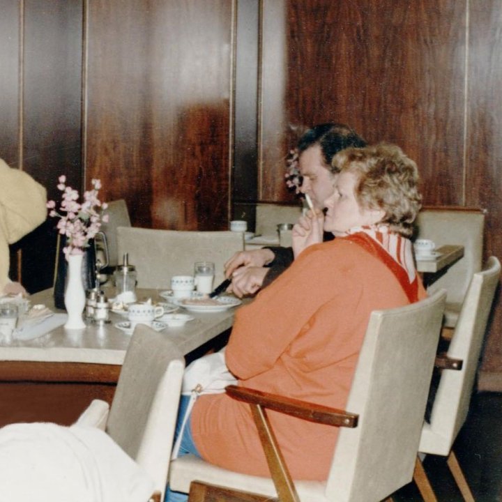 Þessi mynd af fjölskyldunni frá Gröf er tekin á ferðalagi starfsfólks Soffaníasar til Hollands árið?          Á myndinni má sjá hjónin Gerði Guðbjörnsdóttur og Sverrir Lárusson ásamt dóttur sinni Sjöfn Sverrisdóttur.