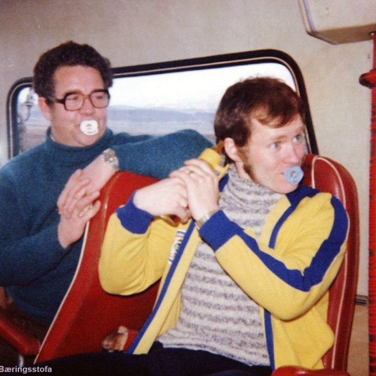 Óborganlega skemmtileg mynd tekin í skólaferðalagi, talið frá vinstri Örn Forberg skólastjóri og Pétur Guðráð Pétursson íþróttakennari og kennari.