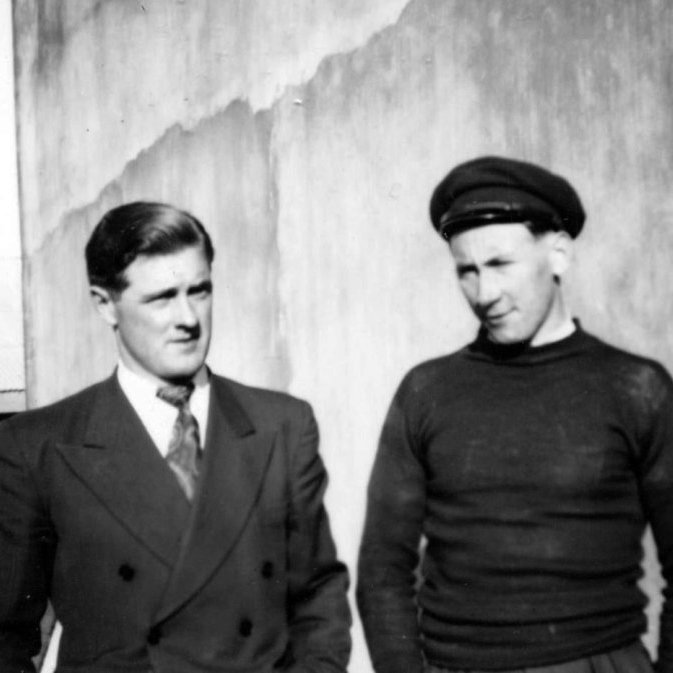 Prúðbúnir ungir heiðursmenn talið frá vinstri Björn Ásgeirsson og Guðmundur Runólfsson.