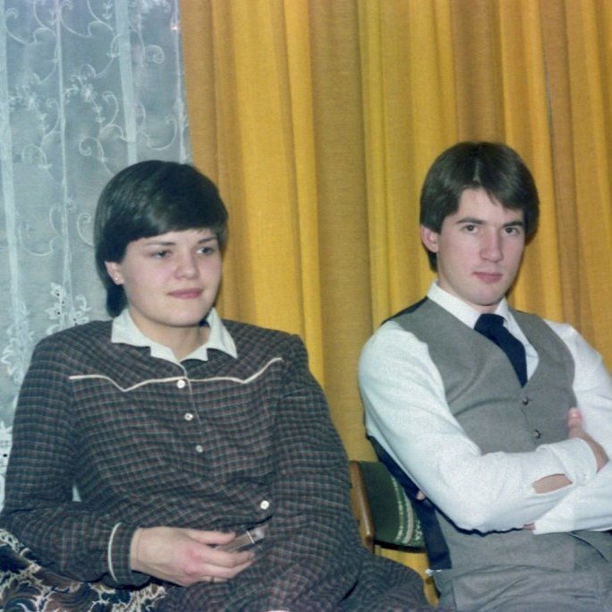 Þessi ungu og fallegu hjón eru . Svava Guðmundsdóttir og Sævar Pálsson myndin er tekin í stofunni hjá foreldrum Sævars þeim Páli Cecilssyni og Björk Guðmundsdóttur.