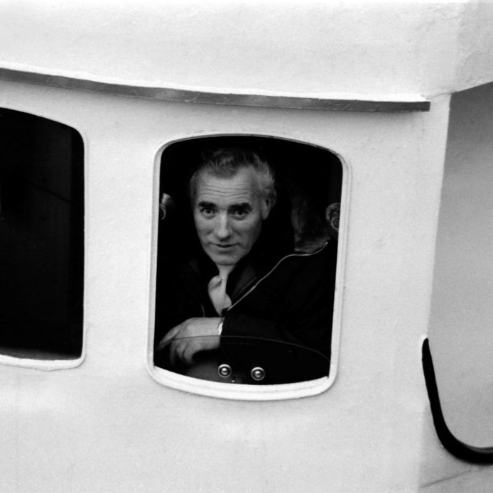 Þessi skemmtilega mynd sýnir skipstjórann og útgerðamannin Halldór Sigurjónsson í brúarglugganum á bát sínum Farsæl SH-30. Maðurinn í brúnni gæti myndin heitið.