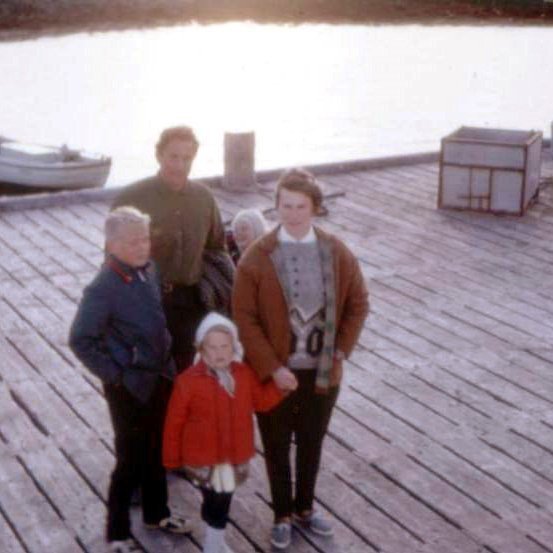 Þessi mynd er tekin á bryggjunni í Flatey og sýnir hjónin í Flatey þau Hafstein og Línu ásamt þremur börnum sem okkur vantar nöfnin á.  Árið 1965 flytjast Hafsteinn Guðmundsson og kona hans Ólína Jónsdóttir úr Grundarfirði og setjast að í Læknishúsi í Flatey og hófu útgerð í félagi við fleiri. Urðu síðan bændur á Flatey I. Gerðu þar með húsið að íbúðarhúsi býlisins.