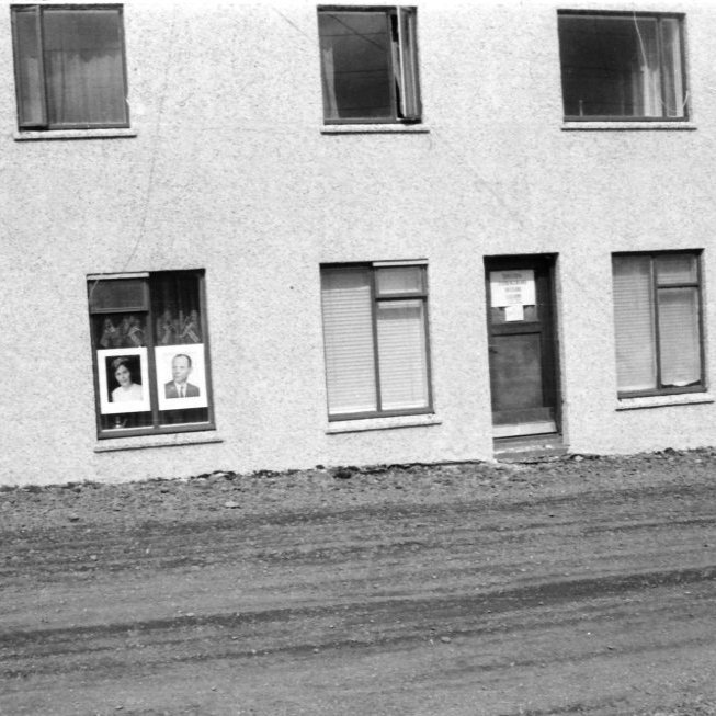 Hér er mynd tekin af Borgarbraut 2 árið 1968, það ár var Kristján Eldjárn kosinn forseti Íslands. Í glugganum má sjá stuðnings plaggöt fyrir herra Kristjáni Eldjárn og frú Halldóru Eldjárn. Kristján var forseti Íslands frá árinu 1968 – 1980, hann var þriðji forseti lýðveldisins.