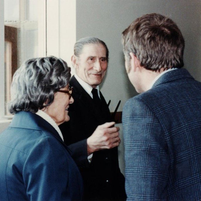 Hér má sjá heiðurs hjónin frá Berserkseyri þau Ástrós Elísdóttir og Bjarni Sigurðsson hreppstjóra, myndin er tekin í grunnskólanum þar sem kosningar eru í gangi þegar myndin er tekin en þó ekki Forsetakosningar. Hvaða maður á baksvipinn á myndinni?