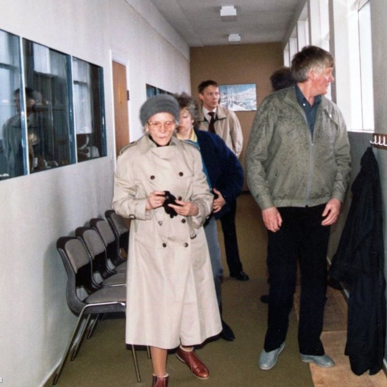 Kosningar til alþingis eru í gangi á þessari skemmtilegu fjölskyldumynd af þeim Valgerði Skarphéðinsdóttur frá Kirkjufelli, Kristín Friðfinnsdóttir tengdadóttir Valgerðar og Alfreð Magnússon sonur Valgerðar. Aftast á myndinni er Ívar Árnason sem var í dyravörslu á kosningardaginn. Alfreð gáir þarna til veðurs og spurning hvort hafi verið sjóveður, en allavega hefur rignt þennan dag.