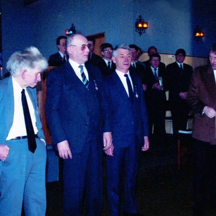 Sjómannadagur árið 1991 aldraðir sjómenn heiðraðir. Talið frá vinstri Bæring Cecilsson, Gísli Kristjánsson og Hermann Sigurjónsson. Runólfur Guðmundsson sá um að heiðra þessa heiðurs sjómenn og sjómannakórinn söng.