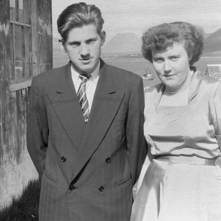 Þann 5 júní síðastliðin fögnuðu heiðurshjónin Björk Guðlaugsdóttir og Páll Cecilsson 70 ára brúðkaupsafmæli sínu (Járn- eða Platínubrúðkaup). Þau hjónin voru gefin saman í Setbergskirkju af séra Jósef Jónssyni 5.júní árið 1954. Björk og Palli eru meðal þeirra sem byggðu upp þorpið í Grafarnesi sem nú er Grundarfjarðarbær, Björk var alin upp á Sólvöllum en Palli flutti frá Búðum undir Kirkjufelli inn í þorpið sem var að myndast 13 ára gamall. Þau Björk og Palli hafa allan sinn búskap búið í Grundarfirði og nú síðustu mánuði á Fellaskjóli. Á þessari mynd standa þau hjónin við hús fjölskyldu Palla að Grundargötu 17 (Búðir).
