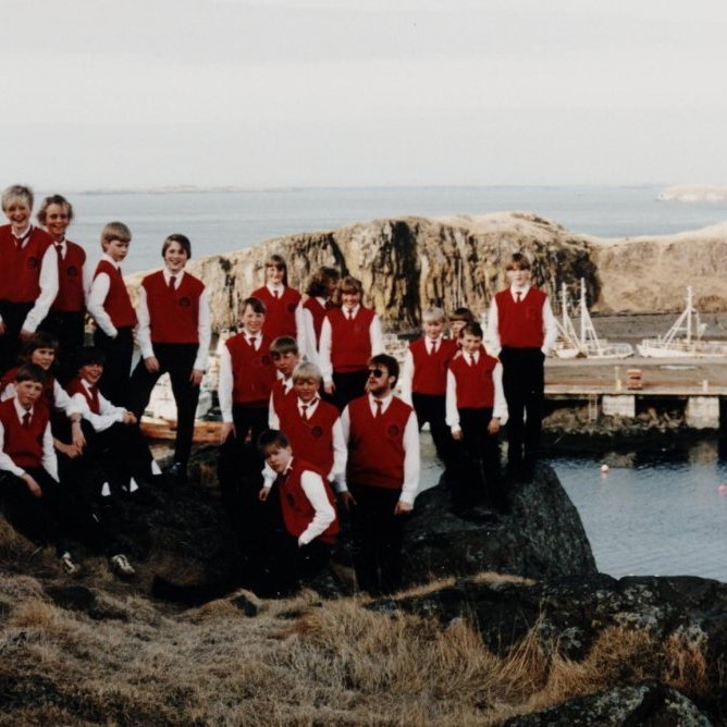 Bæring tók nokkrar skemmtilegar myndir af lúðrasveit Stykkishólms. Lúðrasveit Stykkishólms fagnaði 80 ára afmæli á sumardaginn fyrsta árið 2024. Þessi skemmtilega mynd er tekin af nokkrum félögum lúðrasveitarinnar með Súgandisey í Baksýn.