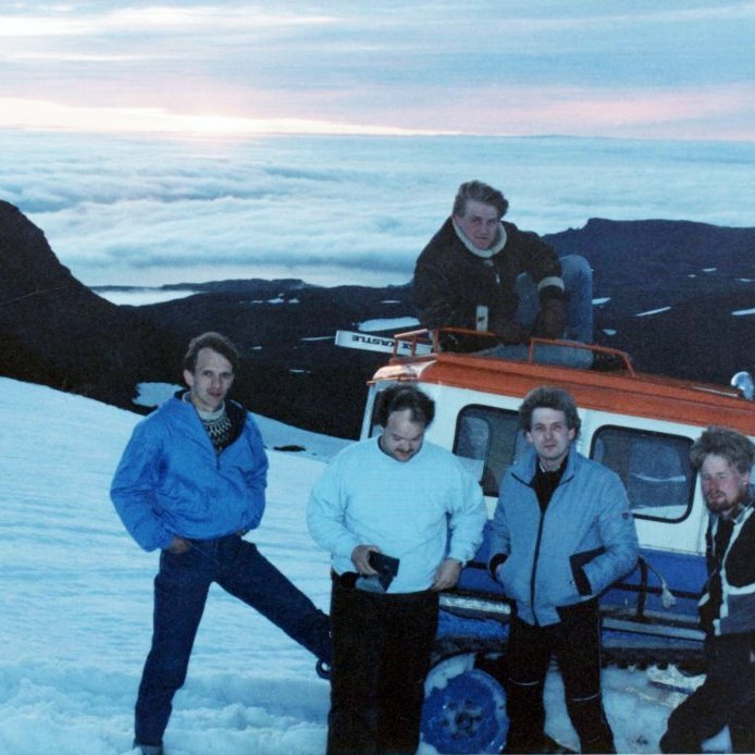 Á þessari mynd er verið að fara á Snæfellsjökul og væri gaman að fá að vita meira um mennina og tilefnið. Mjög líklega er þetta júní kvöld eða nótt. Það er mögnuð upplifun að vera á Snæfellsjökli í fallegu veðri og oft hafa verið farnar ferðir með farþega upp á Snæfellsjökull yfir sumartímann og er t.d. stórkoslegt að vera uppi á Snæfellsjökli á sumarsólstöðum.