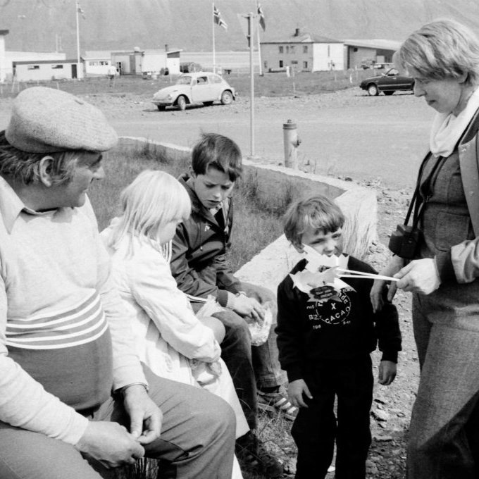 Hér má sjá hjónin frá Höfða þau Anton Finnsson og Jónínu Gestsdóttur ásamt uppeldissyni sínum Róbert og tveimur öðrum börnum á hátíðarsvæðinu við Raggasjoppu og rétt við það sem við kölluðum skrúðgarðstúnið en nú er Heilsugæslan og Grundargata 30.