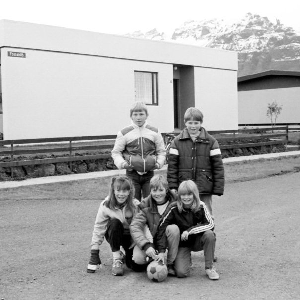 Hressir krakka að æfa fótbolta (götubolta). Talið frá vinstri eru þeir Georg Gísli Þorsteinsson og Kristinn Ólafsson, fremri röðin frá vinstri Elínborg Sigurðardóttir, Gunnhildur V. Kjartansdóttir og Ásdís Emelía Gunnlaugsdóttir.