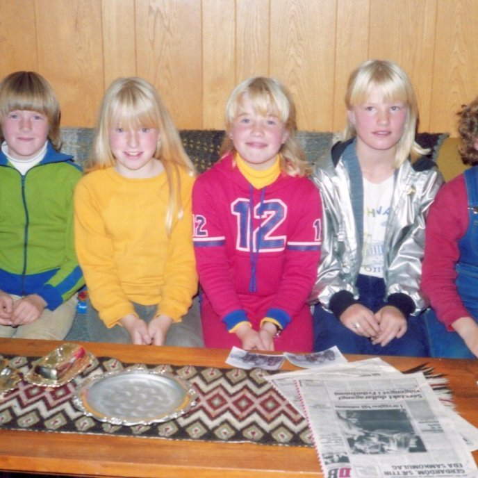 Fimm vinkonur í heimsókn hjá Rósu og Batta, Bæring fær að smella mynd af þeim stöllum. Talið frá vinstri, Halldóra Brynjarsdóttir, vantar nafn, Erna Hlín Þórðardóttir, vantar nafn og Arna Svansdóttir