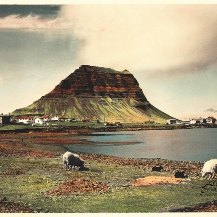 Hér kemur mynd sem er í safni Bæringsstofu, Þar sem Grundargata 4 og 6 er gamall bær, Boggubær? Fyrirofan veg er Grundargata 5, næsta hús við Boggubæ er Grundargara 8 (Bjarg), síðan Grundargata 10 (Ásgarður) og þar næst Grundargata 12 (Götuhús). Litli miðbærinn er ekki komin en húsin næst höfninni eru komin enda má segja að þar hafi þorpið fæðst. Strandlínan , klettarnir og Gilósin eru ekki til lengur í þeirri mynd sem þarna var og er söknuður af því.