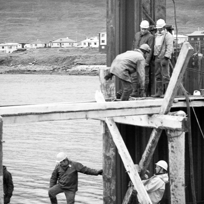 Iðnaðarmenn að störfum á hafnarsvæðinu, það væri gaman að fá nöfn þeirra. Eins og sjá má þá hefur margt breyst á Grundargötunni