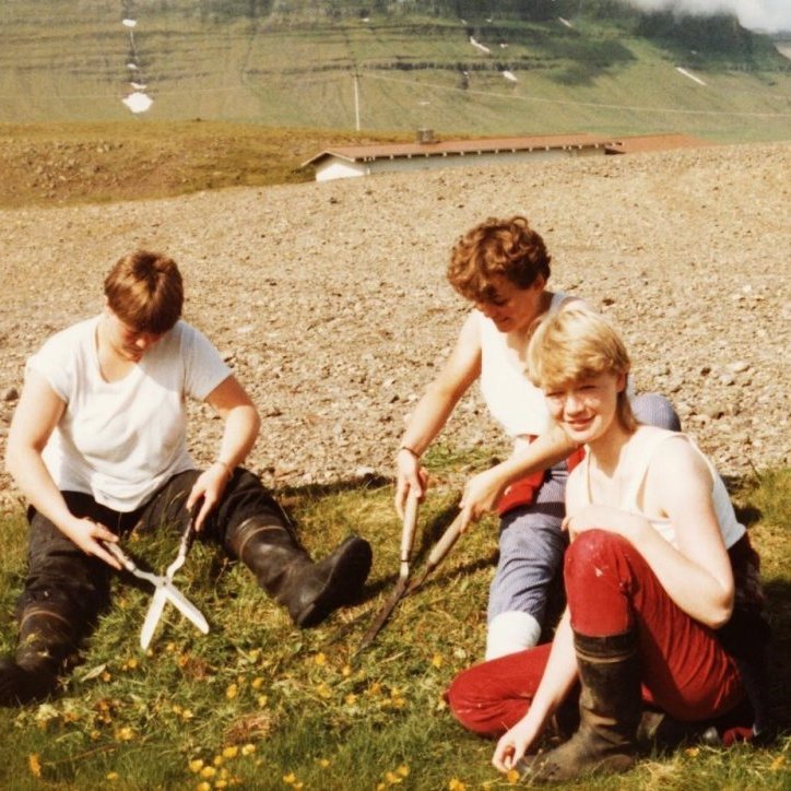 Þessar flottu stelpur eru þarna í bæjarvinnunni sumarið 1983 og eru að snyrta blettinn við kirkjuna. Talið frá vinstri Hrönn Harðardóttir, Sigríður Elísabet Elisdóttir og Björg Ágústsdóttir.