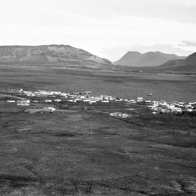 Horft yfir ört stækkandi plássi líklega árið 1961? Það hefur ansi mikið breyst á 60 árum frá því þessi mynd var tekin. Lengst til hægri á myndinni er hin nýji barnaskóli sem var vígður 6. janúar árið 1962, nálægt skólanum er verkstæðið hans Bærings þar sem núna er aðsetur Slökkviliðs Grundarfjarðar og á efri hæðinni sem var byggð nokrum áratugum seinna er í dag Ráðhús Grundarfjarðar. Grundarfjarðarkirkja er þarna að rísa upp og er þegar myndin er tekin aðeins kominn kirkjukjallarinn og jarðvegs fylling, samkomuhúsið, verbúðin – Hótel Fell, Hraðfrystihúsið, Fiskverkun Soffaníasar, Kaupfélag Grundfirðinga og verslunin Grund og nokkur falleg íbúðarhús eru kennileiti á myndinni. Göturnar eru ekki margar á myndinni, Borgarbraut, Eyrarvegur, Grundargata, Hamrahlíð, Hlíðarvegur og Nesvegur.