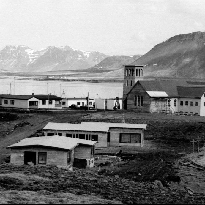Á þessari mynd er Fagurhóll að fæðast, komin þrjú hús. Kirkjan er að fá endanlegt útlit þar sem stækkunin og turnin eru á loka metrunum.