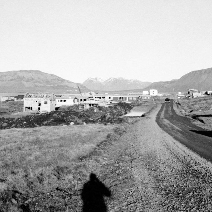Þarna tekur Bæring mynd inn eftir Grundargötu, til vinstri eru íbúðarhús þeirra Jóhönnu og Þorra númer 78 annarsvegar og hinsvegar íbúðarhús Stjána númer 76 og rísa upp. Hægra megin á Grundargötu er fyrsta húsið Ásakaffi á Grundargötu 59. Fyrir miðri mynd er Símstöðin  og þar fyrir neðan Sæbólið sem er líka óðum að byggjast upp á þessum tíma.