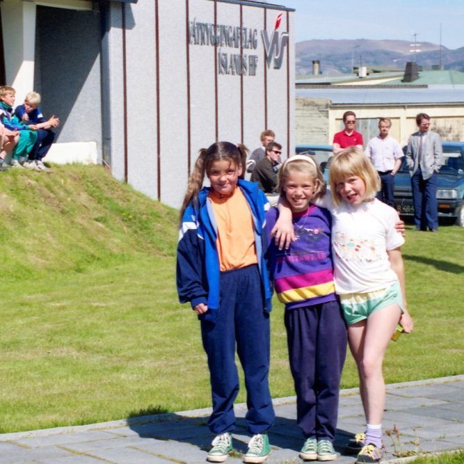 Hressu stelpurnar fremst á myndinni eru þær Marsibil Guðmundsdóttir og Birgitta Þórey Bergsdóttir okkur vantar nafn þriðju stúlkunnar. Aðra sem má þekkja á myndinni eru talið frá vinstri, Björn Kristján Ásgeirsson, Sindri Sigurjónsson og Elvar Þór Alfreðsson, mennirnir fyrir miðri myndinni eru talið frá vinstri Friðrik Vignir Stefánsson, Karl Jóhannsson, Grétar Höskuldsson og Níels Friðfinnsson, okkur vantar nafn mannsins sem er lengst til hægri.
