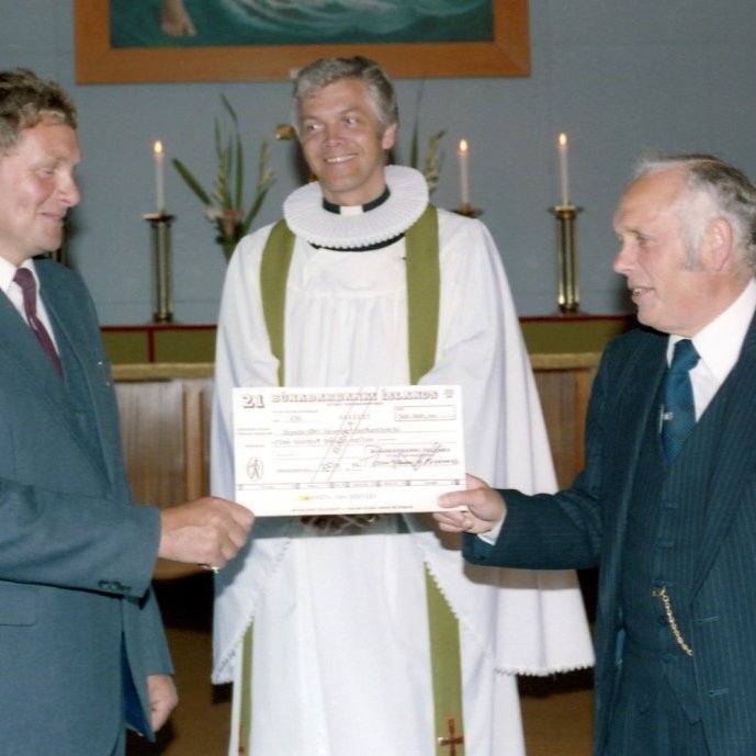 Þeir eru kampakátir þessir heiðursmenn talið frá vinstri Vilhjálmur Pétursson, séra Jón Þorsteinsson og Halldór Finnsson. Það væri gaman að fá tilefni þess að ávísun frá Búnaðarbankanum er á milli þeirra félaga.