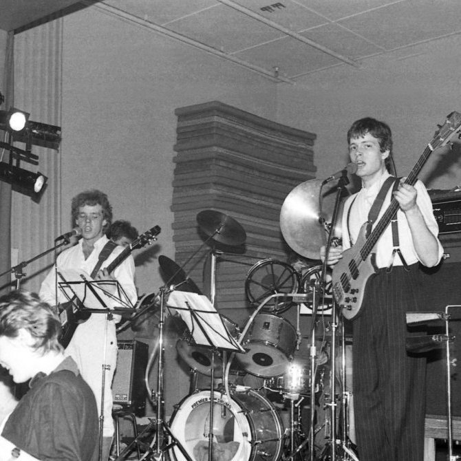 Líklega er þessi mynd tekin á sveitaballi á Lýsuhóli eða Breiðabliki? Bassaleikarinn og söngvarinn er Þórður Guðmundsson frá Miðhrauni sem lengi var skólastjóri tónlistaskóla Grundarfjarðar, gaman væri að fá nöfn annara á myndinni.