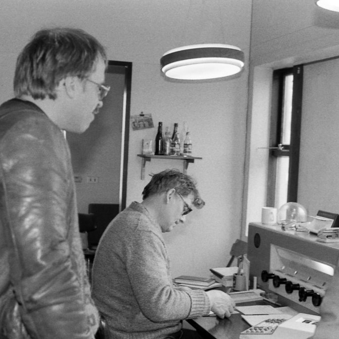 Staðan tekin á aflatölum hjá Ella Guðjóns á höfninni. Talið frá vinstri eru Jón Hansson, Gunnar Kristjánsson og Elis Guðjónsson, hver er maðurinn til hægri á myndinni?