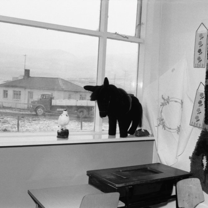 Þessi mynd er tekin í einni af þremur skólastofum Grunnskóla Grundarfjarðar og er greinilega handavinnusýning í gangi og árið 1969, eflaust þekkja einhverjir handavinnuna sýna af þessari mynd. Húsið Borgarbraut 19 (Leiti ll) er núna löngu farið og útsýnið úr glugganum allt annað í dag þar sem má sjá sundlaugina og síðan nýtt hverfi með raðhúsum.
