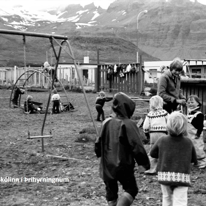 Þessi mynd er tekin inni á gæsluvellinum á litla róló. Gaman væri að fá nöfn þeirra sem eru á myndinni. Í dag er svæðið allt gróið og er hluti af Þríhyrningnum, einnig hefur síðan þessi mynd var tekin risið fallegt hús við Borgarbraut 7.