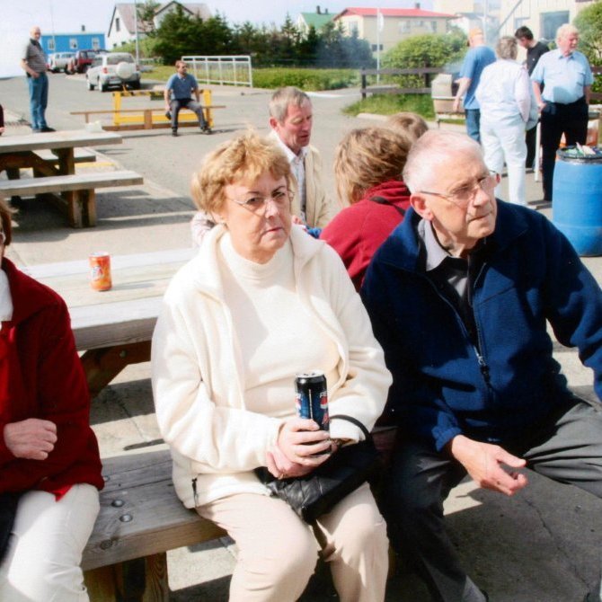Þessi skemmtilega mynd er frá ferð eldriborgara í Grundarfirði, fremst á myndinni talið frá vinstri, Vigdís Gunnarsdóttir, Björk Guðlaugsdóttir og Páll Cecilsson, í baksýn má þekkja Elis Guðjónsson, Ólaf Gíslason og Aðalheiði Guðmundsdóttur.