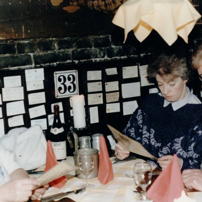 Þessi skemmtilega mynd var tekin árið 1986 í starfsmannaferðalagi SC til Amsterdam. Hér sitja þau saman til borðs og spá í matseðilinn þau Rósa Sigurþórsdóttir, Kristín Friðfinnsdóttir og Alfreð Magnússon.