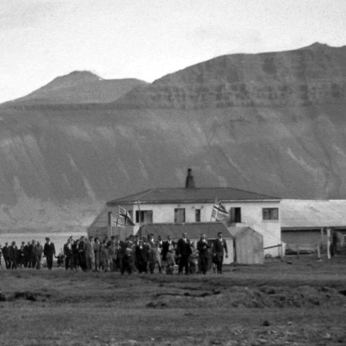 Götuprýði var byggt á árunum 1942 – 1943 og var fyrsta fjölbýlishúsið í Grundarfirði. Tvenn hjón stóðu að byggingunni, Hrólfur Árnason og Guðrún Finnbogadóttir og Sigurjón Guðlaugsson og Guðveig Þorleifsdóttir. Götuprýði við Nesveg fékk nafnsitt vegna þess að í þessu fjórbýli málaði hver eigandi sinn part án þess að vera í samráði við næstu íbúðir, húsið var alltaf fullt af fólki og byrjuði margir sinn búskap í Götuprýði en misjafnt var hvað hver og einn bjó þar lengi. Rafmagn kom í Götuprýði rétt fyrir jólin árið 1944 en þá um haustið höfðu menn úr Reykjavík unnið við að leggja rafmagn um þorpið, frá frystihúsinu í húsin í Grafarnesi, þeir sendu íbúum jólakveðju í bundnu máli. ,,Brátt á himni hækkar sól, horfið er myrkrið svarta. Í Grafarnesi gleðileg jól gefi ljósið bjarta.’’ (Fólkið, fjöllin, fjörðurinn bók nr.7).