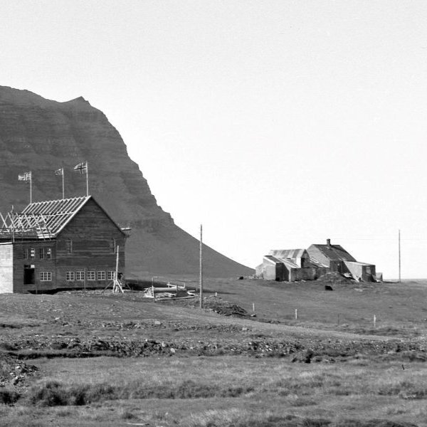 Fagurhól byggði Þorkell Runólfsson árið 1930 þegar hann flutti frá Búðum í Eyrarsveit ásamt eiginkonu sinni Margréti Gísladóttir ljósmóður og fimm börnum. Fagurhóll stóð þar sem prestbústaðurinn er í dag við Eyrarveg. Hjónin voru með nokurn búskap, kindur, kýr og hænsni auk þess sem Þorkell var um tíma með refarækt og voru búrin með refunum uppi í Hjaltalínsholti. Á myndinni frá árinu 1965 sést Fagurhóll og nýja Kirkjan fokheld með blaktandi fánum, lengs til vinstri á myndinni sést í Hús Garðars Gunnarssonar og Ólafar Pétursdóttur að Grundargötu 47.