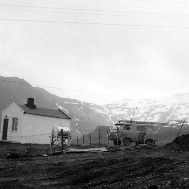 Staðarhóll var byggður árið 1950 og var örlítið steinhús sem velgjörðarmenn Óskars Sæmundssonar byggðu á hæðinni þar sem nú er svæði Grunnskólanns sem var tekinn í notkun 6 janúar árið 1962. Litla húsið Staðarhóll og ljúfi gamli maðurinn hann Óski Sæm var því fastur punktur í lífi skóla barnanna sem hér ólust upp í Grundarfirði og gengu í skólann. Óskar lést 27 nóvember árið 2000 á dvalarheimilinu Fellaskjóli þá rétt tæplega 93 ára gamall en hann var fæddur í Árnabotni í Helgafellssveit 22 janúar árið 1908, síðustu árin sem Óskar lifði bjó hann á Fellaskjóli en heimsótti og dvaldi í húsinu sínu eins oft og hann mögulega gat. Staðarhóll var rifinn fljótlega eftir að Óskar lést.