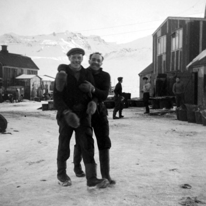 Svartiskáli eða Svartiskóli var staðsettur nokkurnvegin þar sem í dag er Nesvegur eða á milli gamla Kaupfélagsins og Hafnarhússins-vogin (ábendingar vel þegnar). Svartiskáli átti sér merkilega sögu og hafði ferðast um langan veg, en í þá daga voru hús tekin í sundur og sett aftur saman á nýjum stað, hver spýta var merkt þannig að auðveldara væri að splæsa húsinu rétt saman aftur. Fyrir langalöngu stóð Svartiskáli í Reykjavík og mun hafa verið Dómshús Jörundar hundadagakonungs (sumarið 1809). Svarti skáli var fluttu vestur og stóð einhvern tíma á Grundarkamp þangað til að far flutt að Kvíabryggju og síðan inn í Grafarnes þar sem til stóð að nota það sem hraðfrystihús, eftir að ákveðið var að byggja nýtt hraðfrystihús á hafnarsvæðinu þjónaði Svartiskáli sem verbúð og var beitningar aðstaða á neðrihæðinni en á efrihæðinni voru herbergi ásamt rúmgóðum sal sem hægt var að halda böll og aðrar skemmtanir, einnig var kennt um tíma í Svartaskála(Svartaskóla). Þetta merkilega hús brann síðan árið 1952. Til hægri á myndinni stendur Svartiskáli en til vinstri eru Neshúsin byggð á árunum 1906-1910 og var fyrsta húsið sem byggt var í Grafarnesi og stóð nokkurn vegin þar sem hafnarvogin er í dag. Mennirnir á myndinni eru þeir talið frá vinstri Jens Kjartansson og Sigurjón Guðlaugsson (Ljósmynd Jón Hansson)