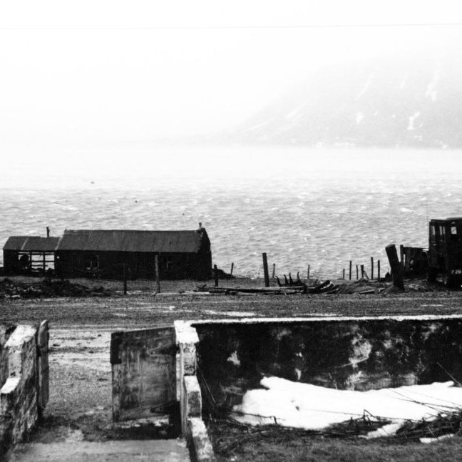 Lengja var eitt af elstu húsunum í Grundarfirði byggð á árunum 1928-1933 eins og Götuhús, Fagurhóll og Sólvellir. Árið 1940 í manntali bjuggu í Lengju Björgvin, Kristlaugur og Helgi Kornelíus Bjarnasynir ásamt móðursystur sinni Kristlaugu Einarsdóttur, Lengja var lítið hús en oft bjuggu þar fjöldi manns t.d. um tíma ásamt bræðrunum hjónin Geirmundur Guðmundsson og Lilja Torfadóttir. Björgvin byggði síðan Björgvinshús og bjó þar á Grundargötu 24 sem í dag er hið vinsæla kaffihús Kaffibrennslan Valería. Björgvin var síðan í nokkur ár m.a með hænur í Lengju (ábendingar um Lengju vel þegnar). Húsið lengs til hægri á myndinni stóð þar sem Grundargata 18 er núna og væri gaman að fá upplýsingar um það hús. Myndina tók Bæring frá heimili sínu Grundargötu 17 (Búðir).