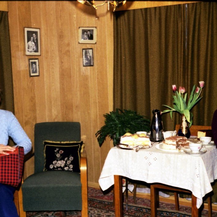 Systurnar frá Kljá í Helgafellssveit þær Elín Dagmar Valdimarsdóttir og Hulda Valdimarsdóttir, þær systur voru mjög nánar þær Ella og Hulda og oft bar nafn þeirra saman í umræðum þar sem þær störfuðu oft saman t.d. í Kvenfélaginu Gleym mér ey. Það var mikill og góður samgangur á milli heimila þeirra á Grundargötunni enda stutt á milli og lengi vel bjuggu foreldrar þeirra á neðri hæðinni á Grundargötu 6. Ella lést 17 desembar árið 2021 níutíu ára gömul en Hulda lést 25 október síðastliðin 88 ára gömul. Auk þess að vera samstíga í barnauppeldi þótt dætur Ellu hafi verið aðeins eldri þá mætust börnin í aldri með yngri börnum Ellu og svo eldri börnum Huldu sem fæddust með stuttu millibili en þau systkinin eru sex að tölu. Á þessari mynd eru þær systur í saumaklúbb hjá vinkonu sinni Rósu Sigurþórsdóttur og skemmta sér konunglega.