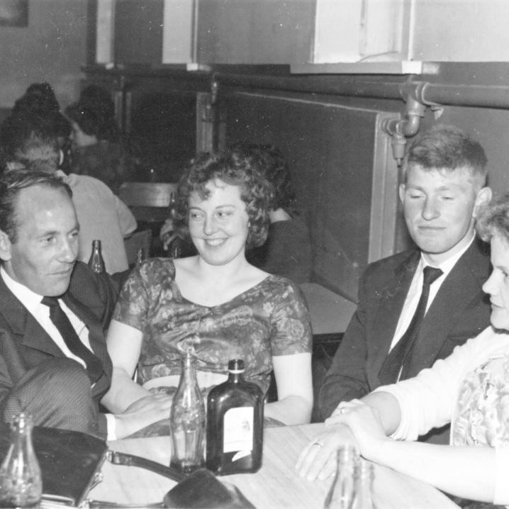 Þessi skemmtilega mynd er tekin á skemmtun í samkomuhúsinu á sjöunda áratugnum af vinahjónum. Talið frá vinstri eru Elís Gíslason, Hulda Valdimarsdóttir, Tryggvi Gunnarsson og Kristín Nóadóttir.