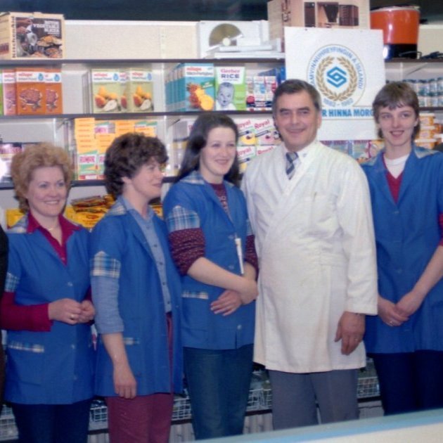 Myndin er tekin árið 1982 í Kaupfélagi Grundfirðinga á 100 ára afmæli Samvinnuhreyfingarinnar. Talið frá vinstri, Aðalsteinn Hjörvar Friðfinnsson kaupfélagsstjóri, Elsa Fanney Pétursdóttir, Selma Friðfinnsdóttir, Helga Sigvaldadóttir, Þórólfur Beck Guðjónsson verslunarstjóri, Þóranna Guðmundsdóttir og Hjálmar Gunnarsson stjórnarformaður.