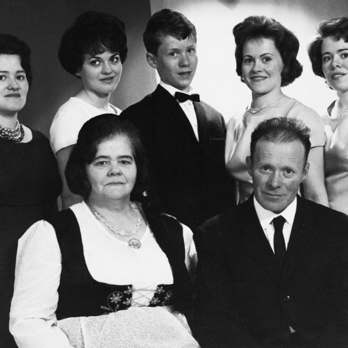 Fjölskyldumynd af Mýrarhúsa fjölskyldunni, fyrir miðri mynd eru hjónin Jódís Kristín Björnsdóttir Bergmann og Pétur Konráðsson, systkinin talið frá vinstri eru þau Ólöf Ragna, Birna Ragnheiður, Pétur Guðráð, Elsa Fanney og Bára Bergmann.