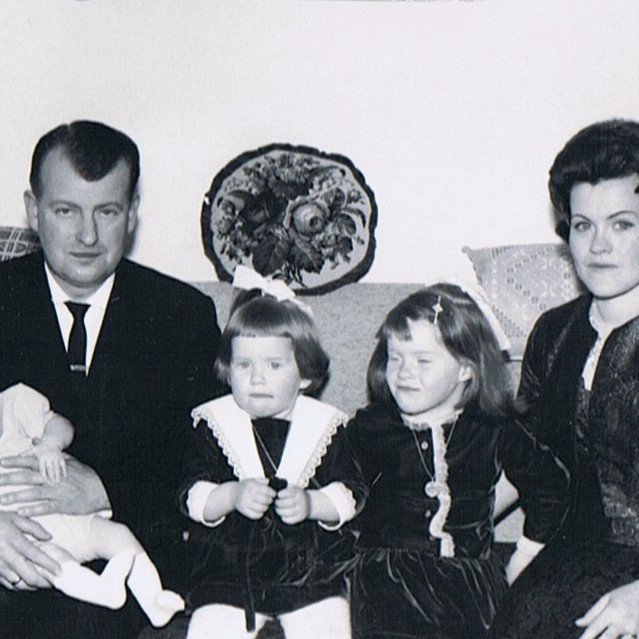 Fjölskyldumynd sem Bæring hefur tekið af nágrönnum sínum á Grundargötu 20 árið 1967 á skýrnardegi Bjarka. Hjónin Alli og Elsa með börnin sín þau Bjarka Sæþór, Önnu Jonny og Olgu Sædísi.