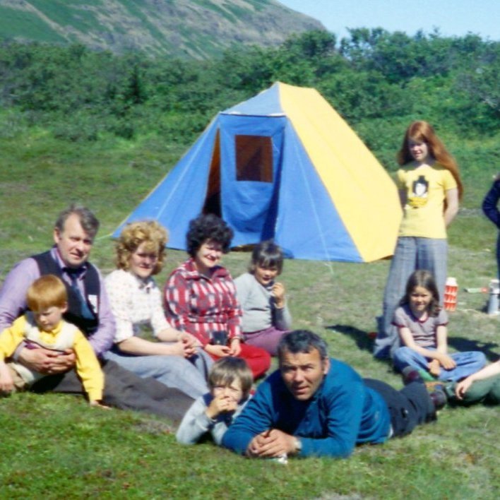 Árið 1974 fagnaði þjóðin 1100 ára afmæli Íslandsbyggðar með Þjóðhátíðarárið. Bæring tók þessa skemmtilegu mynd í Vatnsfirði á Þjóðhátíð Vestfirðinga. Þar voru systurnar Elsa og Ólöf ásamt eiginmönnum, börnum og bestu vinkonu. Þær systur hafa nú báðar haldið inn í sumarlandið og hefur án efa verið fagnaðarfundur þegar þær hittust aftur. Fallegir dagar og góðar minningar lifa áfram og veita birtu og yl sem segir okkur að lífið er núna. Blessuð sé minning þeirra systra Elsu sem lést 5 nóvember síðasliðin og Ólafar sem lést 26. júlí 2022. Blessuð sé einnig minning þeirra Aðalsteins sem lést 19. Ágúst 2017 og Garðars sem lést 21. september 2000. Talið frá vinstri Bjarki Sæþór Aðalsteinsson, Aðalsteinn Hjörvar Friðfinnsson, Elsa Fanney Pétursdóttir, Ólöf Ragna Pétursdóttir, Jóhann Garðarsson, Eyþór Garðarsson, Garðar Gunnarsson, Jódís Garðarsdóttir, Anna Jonny Aðalsteinsdóttir aftast standa vinkonurnar Olga Sædís Aðalsteinsdóttir og Þorbjörg Þórarinnsdóttir.