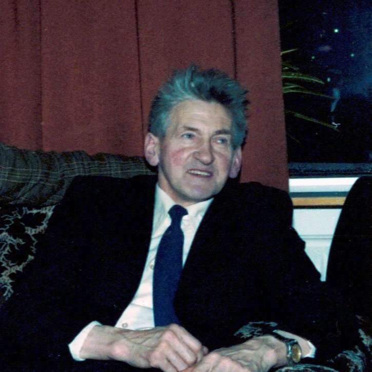 Heiðursmaðurinn Guðbjartur Cecilsson var fæddur á Búðum undir Kirkjufelli árið 1927, hann varð bráðkvaddur á heimili sínu Grundargötu 17 árið 1994 og varð því aðeins 67 ára gamall þegar hann lést. Batti var einn af þeim einstaklingum sem aðeins hefur skilið eftir sig jákvæðar minningar, Batti var einstaklega duglegur, heiðarlegur og útsjónasamur, hjálpsamur og traustur maður. Árið 1973 kom Rósa Sigurþórsdóttir inn í líf Batta ásamt dætrum sínum fjórum sem hann reyndist sem besti faðir. Rósa og Batti áttu saman nokkur yndisleg ár og t.d. ferðuðust þau saman til Kanarý á hverju ári. Rósa féll skyndilega frá í mars árið 1990 langt fyrir aldur fram rétt tæplega 54 ára gömul eftir að hafa gengist undir skurðaðgerð á baki. Sorgin var stór og lést Batti fjórum árum á eftir Rósu þar sem hann hélt á eftir henni inn í Sumarlandið en minning þeirra hjóna lifir áfram.