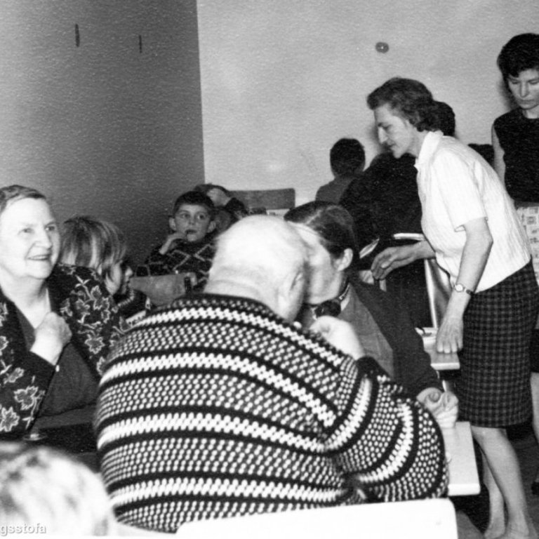 Hér eru kvenfélagskonur að þjóna til borðs í kirkjukjallaranum. Okkur vantar nafn konunnar sem er lengst til vinstri á myndinni, strákurinn er líklega Guðni Halldórsson?, baksvip mannsins má þekkja sem er Ingjaldur Ingjaldur Sigurðsson og á móti honum situr eiginkona hans Guðrún Ólafsdóttir, síðan kemur Fjóla Þorkelsdóttir og Þórdís Gunnarsdóttir.