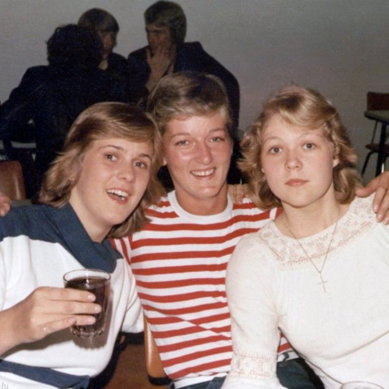 Þessar fallegu konur eru talið frá vinstri frænkurnar Hrund Óskarsdóttir og Ágústa Hrund Emilsdóttir, til hægri er Guðmunda Inga Forberg. Myndin er tekin í samkomuhúsinu, ef einhver þekkir mennina í baksýn þá væru nöfn þeirra vel þegin.