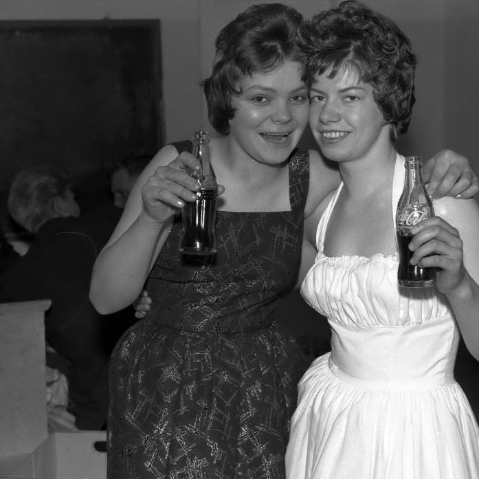 Skemmtun í samkomuhúsinu, eins og sjá má er kenslutafla í baksýn og segir það okkur að myndin er tekin fyrir árið 1962 en það ár var nýji skólinn tekin í notkun þann 6 janúar, fyrir þann tima var samkomuhúsið notað sem skóli og má segja að húsið hafi verið mjög svo fjölnota. Þessar fallegu ungu konur eru talið frá vinstri Jósefína Guðmundsdóttir og Selma Friðfinnsdóttir, ef einhver ber kennsl á mennina sem eru þarna í baksýn væru nofn vel þegin.