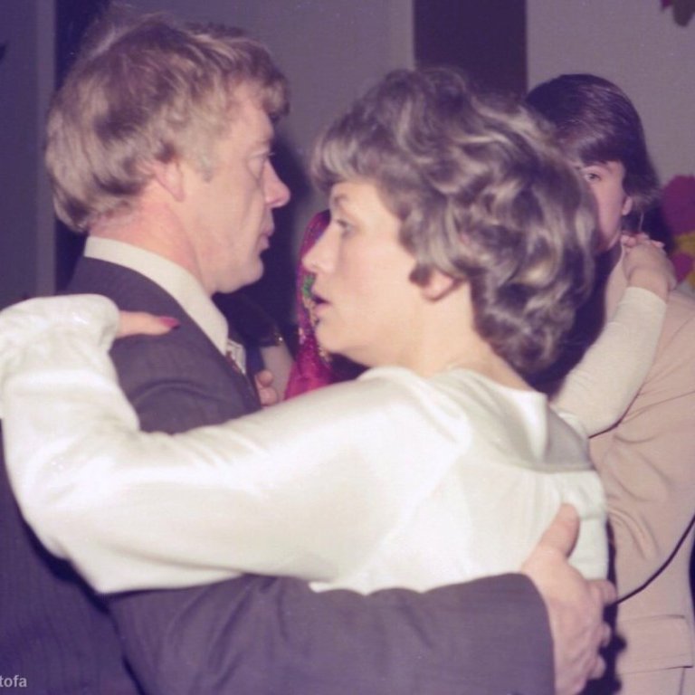 Þessi fallega mynd er af heiðurshjónunum Svövu Axelsdóttur og Grími Haraldssyni sem bjuggu í Grundarfirði í nokkra áratugi á þeim árum sem þorpið tók miklum breytingum og framförum og voru þau Svava og Grímur stór partur af þeirri þróum bæði í starfi og leik. Svava lést þann 8. desember síðastliðin 82 ára gömul, Grímur lést árið 2020 á áttugasta og öðru aldursári. Blessuð sé minning þeirra hjóna