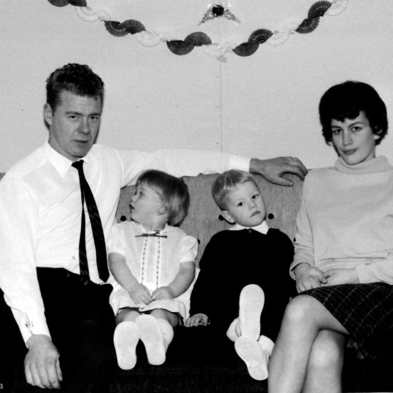 Hér er falleg jólamynd af þeim Svövu og Grím ásamt börnunum sínum þeim Helgu og Ómari sem eru líklega tveggja og þriggja ára á þessari mynd, systir þeirra hún Harpa fæddist árið 1968 og er því ekki komin til sögunnar þegar Bæring er að taka þessar skemmtilegu fjölskyldumyndir.